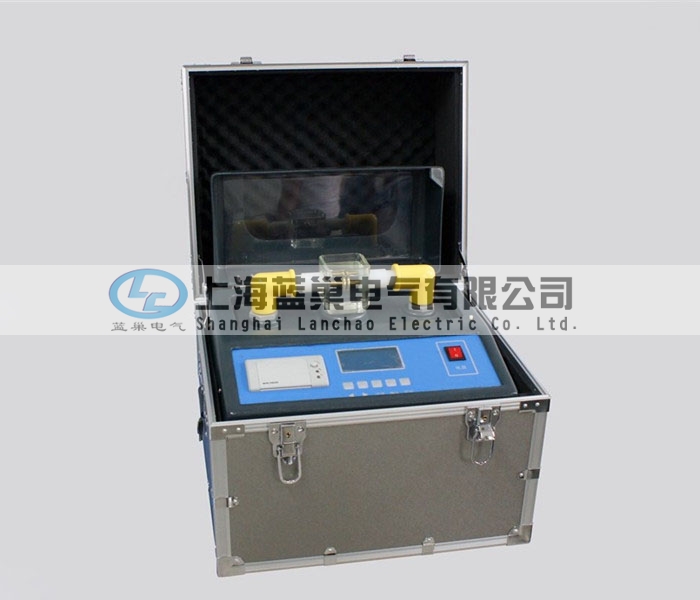 LCY-806絕緣油電壓擊穿試驗(yàn)儀采用微處理器，自動(dòng)完成升壓、保持、攪拌、靜放、計(jì)算、打印等操作，可在0～80KV范圍內(nèi)進(jìn)行油循環(huán)耐壓試驗(yàn)。